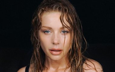 Тина Кароль посветила обнаженным бюстом на камеру и смешно чихнула