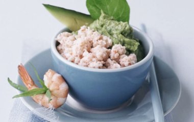 Креветки с пюре из шпината и авокадо