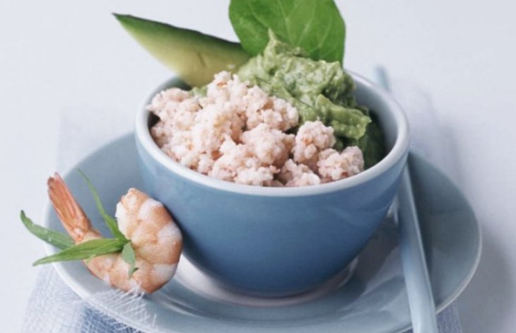 Креветки с пюре из шпината и авокадо