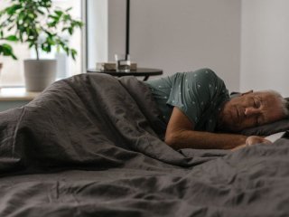 Спите із зачиненими чи відчиненими дверима: психологи пояснили, що це може означати