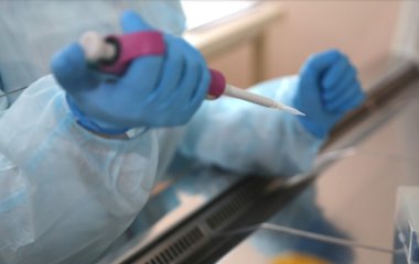 Вірусолог розповіла про три можливі варіанти розвитку пандемії COVID-19