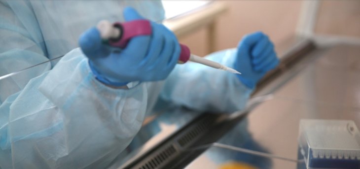 Вірусолог розповіла про три можливі варіанти розвитку пандемії COVID-19