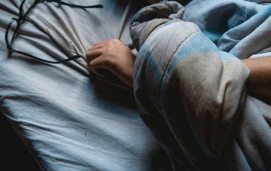 Чи можна спати з увімкненим світлом