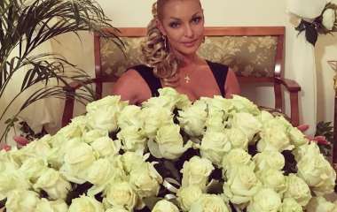 Анастасия Волочкова предпочитает белые розы