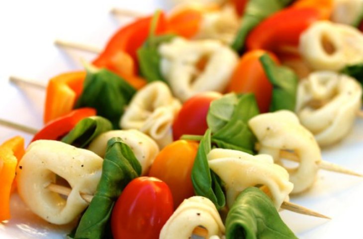 Тортеллини на шампурах