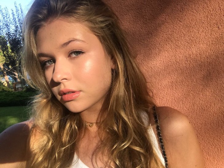 Дочь Веры Брежневой похвасталась фигурой в эффектном купальнике