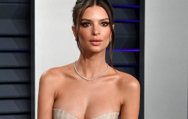 Эмили Ратаковски вышла на улицы Нью-Йорка в полностью прозрачном платье