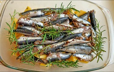 Сардины, запеченные в томатном соусе