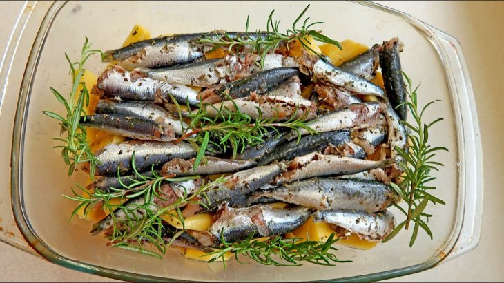 Сардины, запеченные в томатном соусе