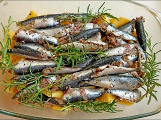 Сардины, запеченные в томатном соусе