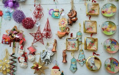 Стеклянные или пластиковые новогодние игрушки: плюсы и минусы