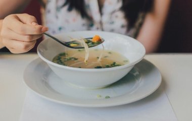 Жінка їла лише курячий суп щодня протягом тижня: ось що сталося з її здоров'ям
