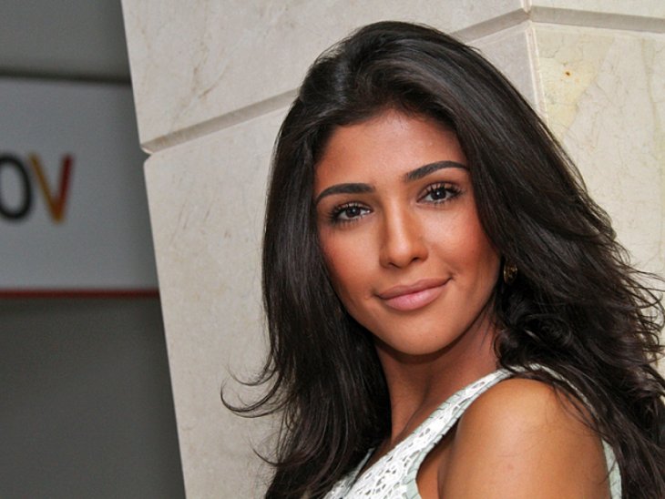 Санта Димопулос примерила платье в горошек от Dolce & Gabbana