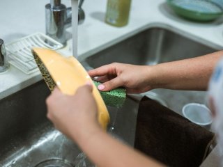 Всього одна ніч — і ваша кухня кишітиме бактеріями: чому брудний посуд не можна залишати в раковині