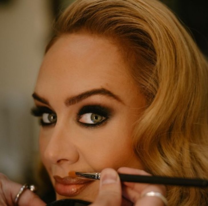 Адель готовится запустить свой косметический бренд