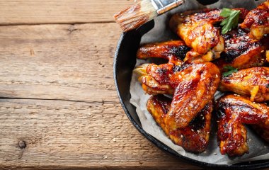 Эту закуску сметают со стола за минуту: куриные крылышки в необычном соусе