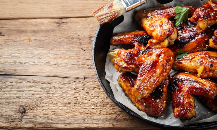 Эту закуску сметают со стола за минуту: куриные крылышки в необычном соусе
