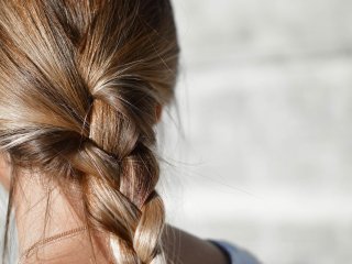Як зупинити старіння волосся і надати їм еластичність