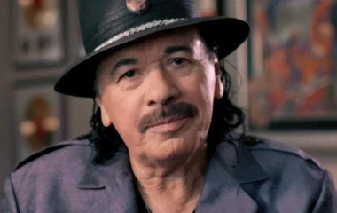 74-летний Карлос Сантана потерял сознание на сцене