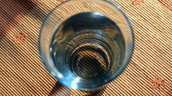 Гастроэнтеролог рассказала о вреде употребления воды во время еды