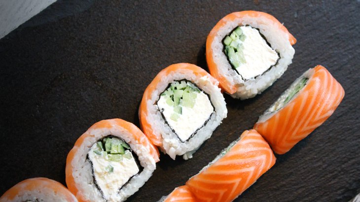 В организм может попасть опасный паразит: почему не стоит есть блюда из сырой рыбы