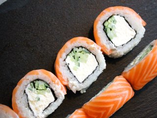 В организм может попасть опасный паразит: почему не стоит есть блюда из сырой рыбы