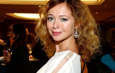 Елена Захарова оголила плечи в летнем мини