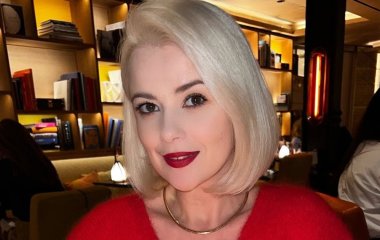 Міка Ньютон зустріла 40-річчя в США і на свіжих фото приголомшила молодим виглядом