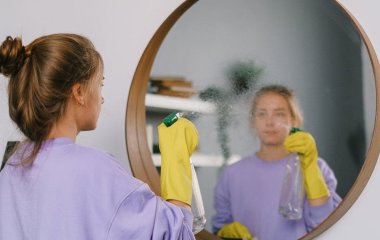 Експерти розкрили сім фатальних помилок під час миття дзеркал, через які завжди залишаються розводи