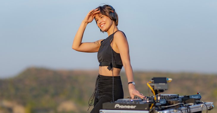 Жена известного украинского политика в непристойном наряде заработала на российской секс-вечеринке