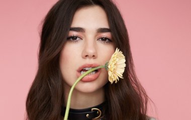 Дуа Липа и Лотти Мосс похвастались фигурами в одинаковых купальниках