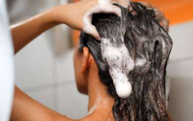 Дерматолог объяснила, почему опасно мыть голову при температуре
