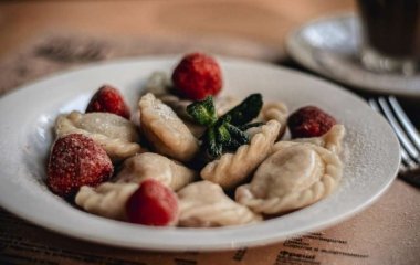 Вкуснятина до кончиков пальцев: рецепт вареников из сочной клубникой