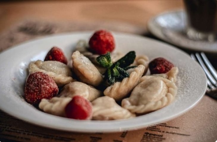 Вкуснятина до кончиков пальцев: рецепт вареников из сочной клубникой