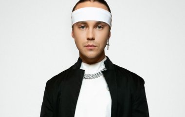 Артем Пивоваров прямо во время концерта оригинально получил статуэтку YUNA-2023