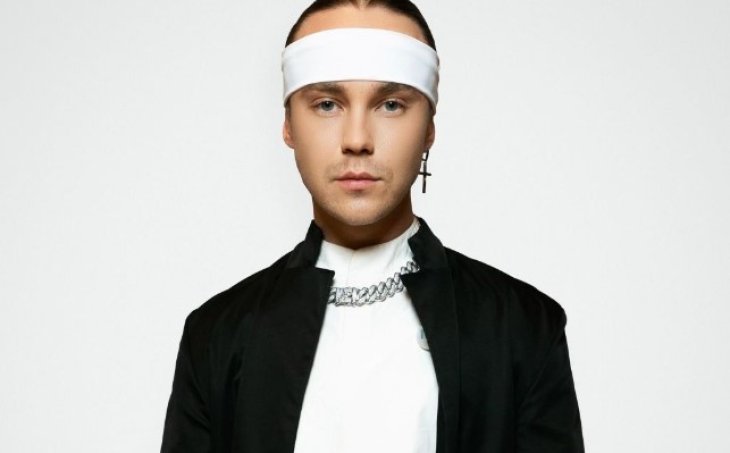 Артем Пивоваров прямо во время концерта оригинально получил статуэтку YUNA-2023