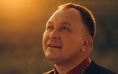 Мільйонні заробітки і навіть власний павич: священник-блогер Олексій Філюк показав, як живе