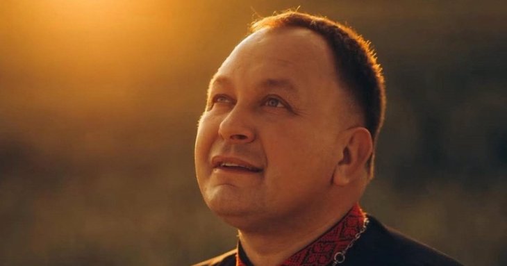 Мільйонні заробітки і навіть власний павич: священник-блогер Олексій Філюк показав, як живе