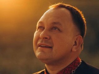 Мільйонні заробітки і навіть власний павич: священник-блогер Олексій Філюк показав, як живе