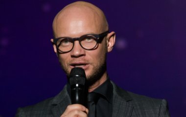 Дмитрий Хрусталев позировал с игрушечным жирафом