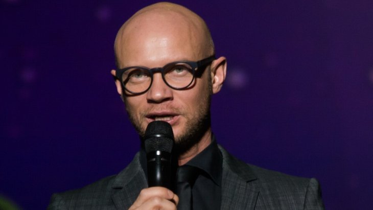 Дмитрий Хрусталев позировал с игрушечным жирафом