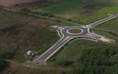 Кільцевий рух у нікуди: дивний об’єкт здивував Мережу — фото