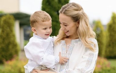 Жена Виктора Павлика с сыном показалась в больнице: 