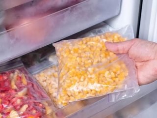 Які продукти не можна зберігати в морозилці, бо зіпсуються, але їх чомусь туди кладуть