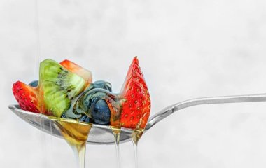 Нутриціологи поділилися продуктами, які можна їсти на ніч і тими, які краще не вживати перед сном