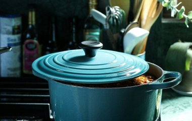 Чи треба накривати каструлю кришкою, коли вариться суп, чи ні: остаточна відповідь кухарів