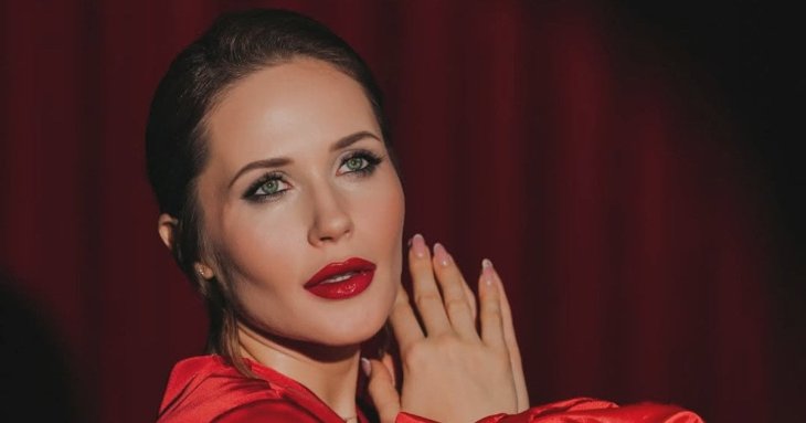 Наталка Денисенко в сукні з високим розрізом знялась у романтичному фотосеті з новим коханим