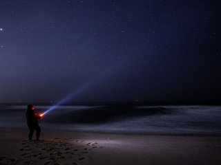 Навіщо ліхтарику червоне світло: секретна функція, про яку не знає більшість людей