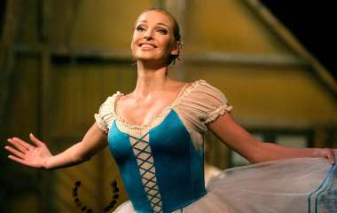 Анастасия Волочкова в балетной пачке отправилась в ресторан