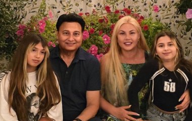 Камалія показала підрослих доньок у вишуканих сукнях і з ексчоловіком привітала їх з важливим святом